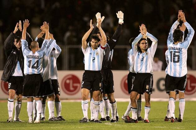 Schlußjubel Argentinien v.li.: Kily Gonzalez, Clemente Rodriguez, Roberto Ayala, Juan Pablo Sorin und Luis Gonzalez - VERÖFFENTLICHUNGSRECHTE NUR FÜR DEUTSCHE MEDIEN Fußball Länderspiel Herren Copa America 2004, Länderspiel, Südamerikameisterschaft, Südamerika-Meisterschaft, Amerika, Vdig Gruppe Chiclayo Freude,