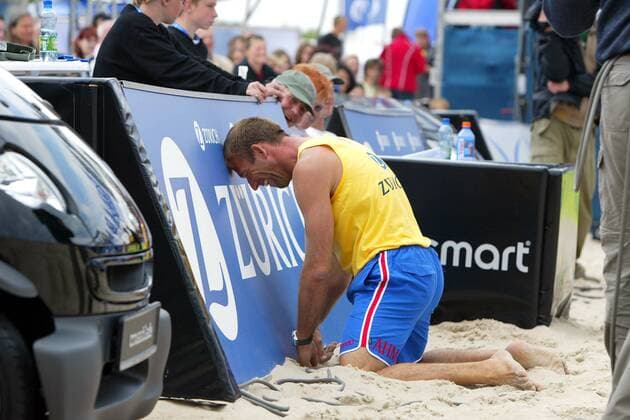 Jörg Ahmann (SV Fellbach Deutschland) will nicht mehr und lehnt enttäuscht an der Werbebande des Hauptsponsors Beachvolleyball Herren Zürich Masters 2004, Beach, Vdig, Einzelbild Zinnowitz Enttäuschung, Verzweiflung,