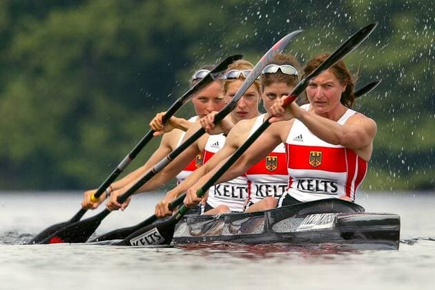 Viererkajak der Frauen, v.re.: Birgit Fischer, Maike Nollen, Katrin Wagner und Carolin Leonhardt (alle Deutschland) Kanu Damen Kanusport 2004, Shooting, Fotoshooting, Fototermin, Kajak, Viererkajak, Vierer, K4, 4er, 4 er Gruppe Kienbaum