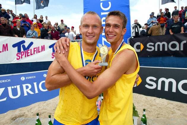 Markus Popp (li.) und Eric Koreng (beide VC Markranstädt Deutschland) präsentieren ihren Pokal und haben sich ganz ganz doll lieb Beachvolleyball Herren Zürich Masters 2004, Beach, Vdig Gruppe Zinnowitz Freude,