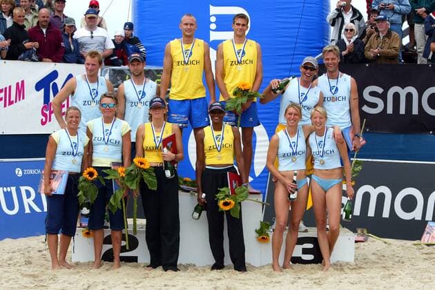 Die Sieger und Platzierten des Zürich Masters 2004, hi.v.li.: Kay Matysik und Thomas Kröger, Markus Popp und Eric Koreng, Jörg Ahmann und Axel Hager; vorn: Andrea Ahmann und Jana Vollmer, Ines Pianka und Tony Williams, Hella Jurich und Rieke Brink-Abeler Beachvolleyball Zürich Masters 2004, Beach, Vdig Totale Zinnowitz