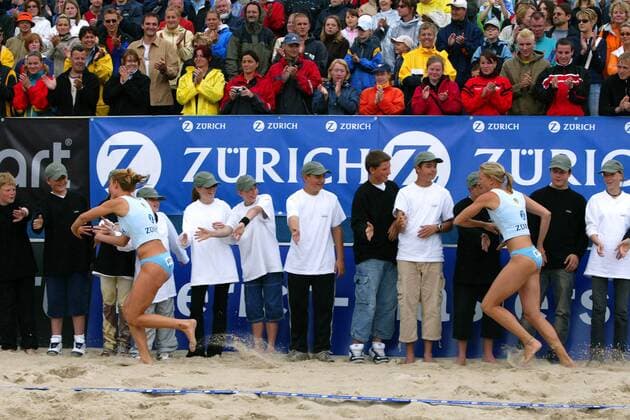 Hella Jurich (li.) und Rieke Brink-Abeler (beide USC Münster Deutschland) jagen durch den Sand und klatschen mit den Balljungen ab Beachvolleyball Damen Zürich Masters 2004, Beach, Vdig Totale Zinnowitz Freude, Begeisterung,