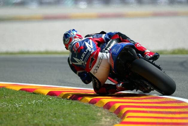 Kenny Roberts Jr. (USA Suzuki) auf seiner Maschine Motorsport WM Herren Weltmeisterschaft 2004, Motorrad, Motorradrennen, Motorradrennsport, Motorradsport, Einzelbild Mugello Dynamik,