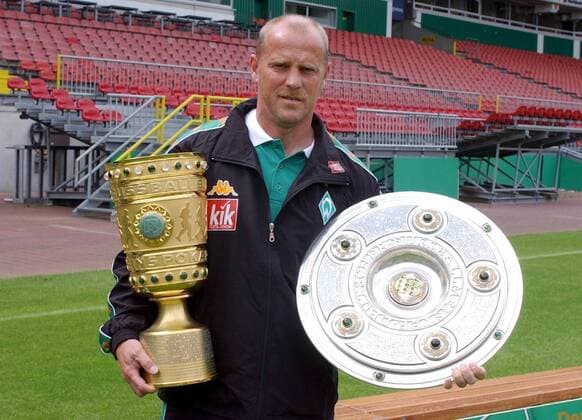 Fußball, SV Werder Bremen, Deutscher Meister 2004 Trainer Thomas Schaaf (Bremen) präsentiert die Meisterschale und den DFB-Pokal Fußball 1. BL Herren Saison 2003 2004, SV Werder Bremen, DFB-Pokal, Deutscher Meister, Meisterschaft, Pokalsieger Einzelbild Bremen