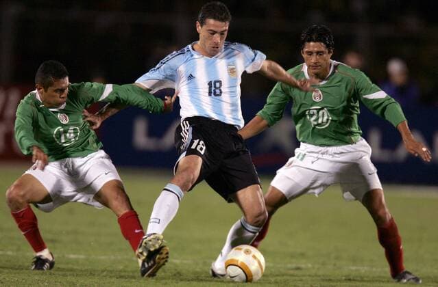 Kily Gonzalez (Mitte, Argentinien) gegen Ramon Morales (li.) und Ricardo Osorio (beide Mexiko) - VERÖFFENTLICHUNGSRECHTE NUR FÜR DEUTSCHE MEDIEN Fußball Länderspiel Herren Copa America 2004, Länderspiel, Südamerika-Meisterschaft, Amerika, Südamerikameisterschaft, Gruppe B Gruppe Argentinien - Mexico 0:1 Chiclayo Dynamik,