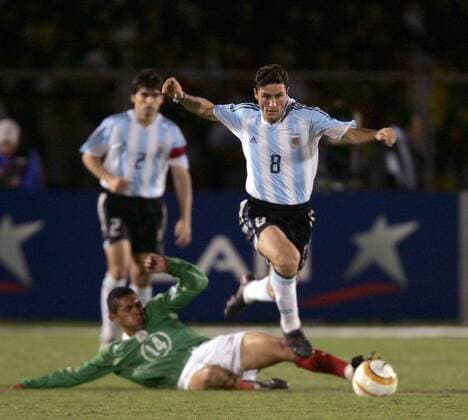 Javier Zanetti (re., Argentinien) gegen Ramon Morales (Mexiko) - VERÖFFENTLICHUNGSRECHTE NUR FÜR DEUTSCHE MEDIEN Fußball Länderspiel Herren Copa America 2004, Länderspiel, Südamerika-Meisterschaft, Amerika, Südamerikameisterschaft, Gruppe B Gruppe Argentinien - Mexico 0:1 Chiclayo Dynamik,
