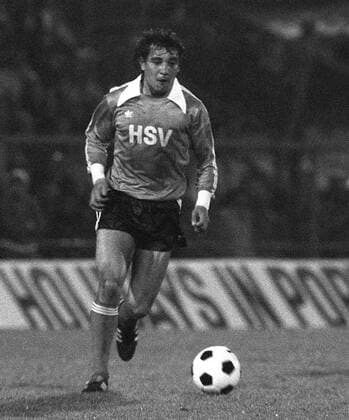 Felix Magath (HSV) am Ball Fußball EC 2 Herren Europapokal der Pokalsieger 1976 1977, Europacup, Finale, Endspiel, Hamburger SV, Hamburg Einzelbild Amsterdam Dynamik,