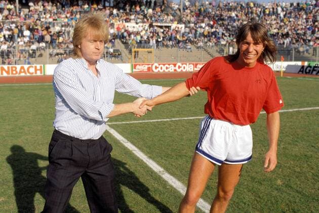 Michael Sternkopf (re.) vor dem Spiel gut gelaunt neben seinem Trainer Winfried Schäfer (beide KSC) Fußball 1. BL Herren DEUTSCHSPRACHIGE SPORTZEITSCHRIFTEN UND -ZEITUNGEN NUR NACH RÜCKSPRACHE, Saison 1989 1990 Gruppe Karlsruhe Freude,