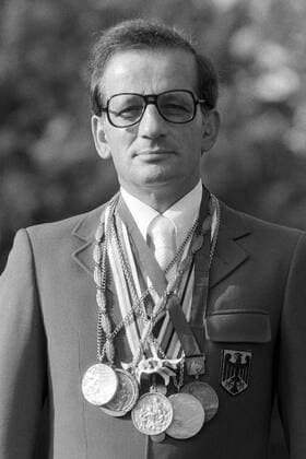 Hans Günter Winkler (BR Deutschland) mit seinen fünf olympischen Medaillen Pferdesport Herren Reiten 1976, Reitsport, Springen, Springreiten Einzelbild