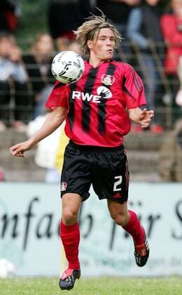Clemens Fritz (Leverkusen) am Ball Fußball 1. BL Herren Saisonvorbereitung 2004 2005, Vorbereitung, Test, Testspiel, Bayer Leverkusen Einzelbild Solingen Dynamik,
