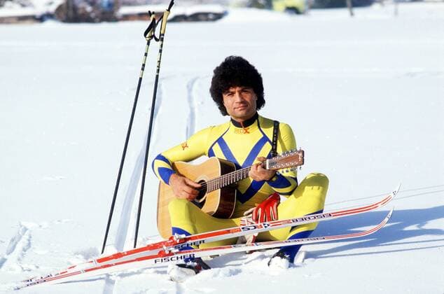 Heiße Lieder im kalten Schnee: Schlagersänger Costa Cordalis (Griechenland) läßt am Rande einer Skilanglauftour die Gitarre sprechen Nordischer Skilauf Herren Skilanglauf 1984, Langlauf, Ski Nordisch, Skisport, Hobby, Freizeit, Freizeitsport, Vdia Einzelbild people