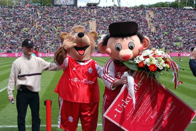 Stadionsprecher Stefan Lehmann begrüßt das neue Maskottchen Berni (Mitte) und verabschiedet gleichzeitig dessen Vorgänger Bazi Fußball 1. BL Herren Saison 2003 2004, FC Bayern München Gruppe München