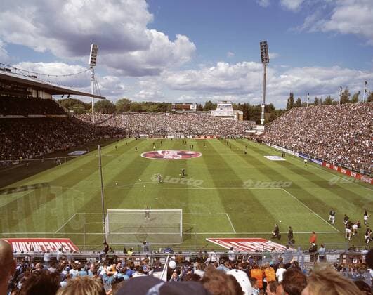 Das vollbesetzte Bökelbergstadion erlebt sein letztes Spiel - es war die Heimstätte von Borussia Mönchengladbach von 1919 bis 2004 Fußball 1. BL Herren Saison 2003 2004, Borussia Mönchengladbach Totale Stadion am Bökelberg Bökelbergstadion Mönchengladbach