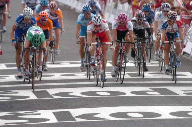 Robbie McEwen (li., Australien Lotto Domo) gewinnt den Zielsprint, re. daneben Thor Hushovd (Norwegen Credit Agricole) und Erik Zabel (Deutschland T Mobile) Radsport Herren Tour de France 2004, Straßenradsport, Straße, Rad Gruppe ...Erik Zabel (Deutschland T-Mobile, 2.v.re.) 9. Etappe: Saint-Leonard-de-Noublat - Gueret  