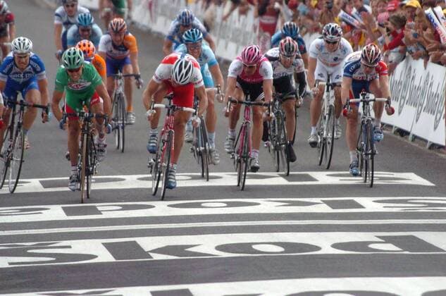 Zielsprint:, v. li.: Robbie McEwen (Australien Lotto Domo), Thor Hushovd (Norwegen Credit Agricole), Erik Zabel (Deutschland T-Mobile) und Stuart O Grady (Australien Cofidis) sprinten um den Etappensieg Radsport Herren Tour de France 2004, Straßenradsport, Straße, Rad Totale 9. Etappe: Saint-Leonard-de-Noublat - Gueret Dynamik,  