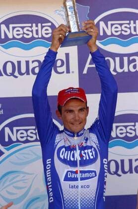 Etappensieger Richard Virenque (Frankreich Quick Step-Davitamon) präsentiert seine Trophäe Radsport Herren Tour de France 2004, Straßenradsport, Straße, Rad Einzelbild 10. Etappe: Limoges - Saint-Flour Freude,  