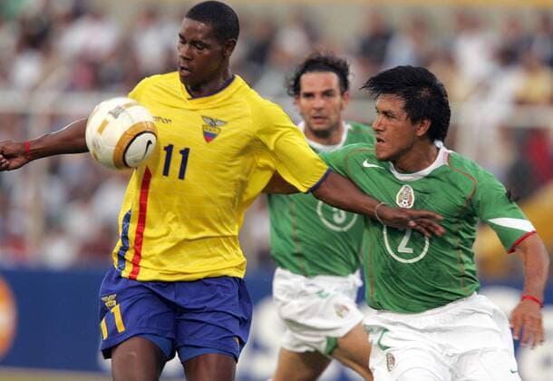 Agustin Javier Delgado (li., Ekuador) gegen Claudio Suarez (Mexiko) - VERÖFFENTLICHUNGSRECHTE NUR FÜR DEUTSCHE MEDIEN Fußball Länderspiel Herren Copa America 2004, Amerika, Länderspiel, Südamerika-Meisterschaft, Gruppe B, Südamerikameisterschaft Gruppe Mexico - Ecuador 2:1 Piura Dynamik,