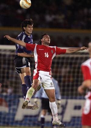 Roberto Ayala (li., Argentinien) gegen Javier Delgado (Uruguay) - VERÖFFENTLICHUNGSRECHTE NUR FÜR DEUTSCHE MEDIEN Fußball Länderspiel Herren Copa America 2004, Amerika, Länderspiel, Südamerika-Meisterschaft, Gruppe B, Südamerikameisterschaft Gruppe Argentinien - Uruguay 4:2 Piura Dynamik,