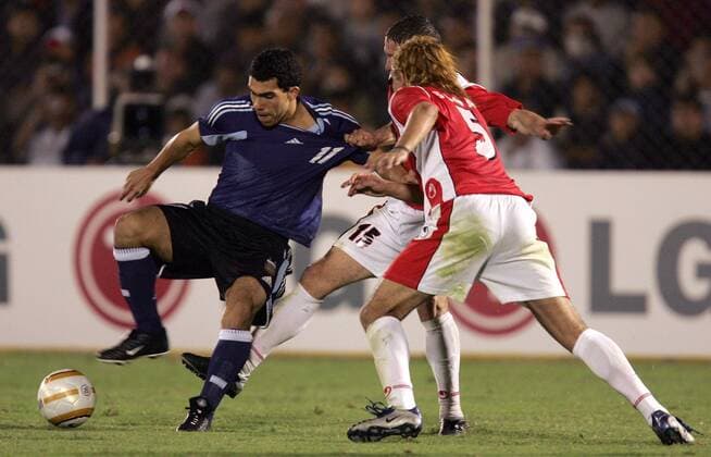 Carlos Alberto Tevez (li., Argentinien) gegen Diego Perez (Mitte) und Marcelo Sosa (beide Uruguay) - VERÖFFENTLICHUNGSRECHTE NUR FÜR DEUTSCHE MEDIEN Fußball Länderspiel Herren Copa America 2004, Amerika, Länderspiel, Südamerika-Meisterschaft, Gruppe B, Südamerikameisterschaft Gruppe Argentinien - Uruguay 4:2 Piura Dynamik, Kampf,