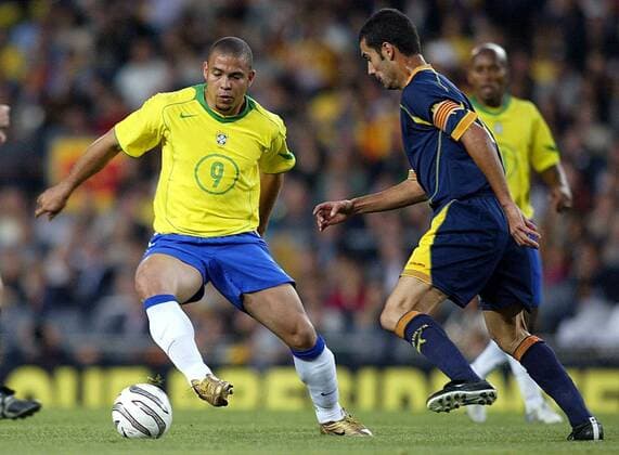 Ronaldo (li., Brasilien) gegen Josep Guardiola (Regionalauswahl Katalonien) Fußball Herren Freundschaftsspiel 2004, Test, Testspiel, Katalanien Auswahl - Brasilien 2:5, Pep Vdig Gruppe pan6094 Barcelona Dynamik,  