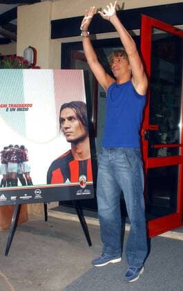 Hernan Crespo (Milan) winkt den Anhängern - ob er jemals so beliebt sein wird wie Paolo Maldini? Fußball Herren Serie A 2004 2005, 1. Italienische Liga, AC Mailand, Vdig Einzelbild Milanello Mailand