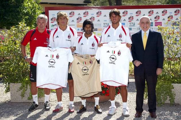 V.li.: Trainer Carlo Ancelotti, die Neuzugänge Hernan Crespo und Vikash Dhorasoo, Paolo Maldini und Vizepräsident Adriano Galliani (alle Milan) präsentieren die neuen Trikots Fußball Herren Serie A 2004 2005, 1. Italienische Liga, AC Mailand, Vorstellung, Präsentation, Pressetermin, Vdig Gruppe Milanello Mailand