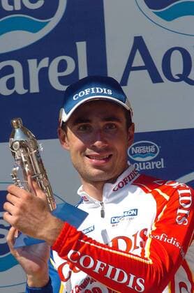 Etappensieger David Moncoutie (Frankreich Cofidis) präsentiert seine Trophäe Radsport Herren Tour de France 2004, Straßenradsport, Straße, Rad, Vdig Einzelbild 11. Etappe Saint-Flour - Figeac  