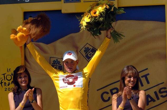 Thomas Voeckler (Frankreich Brioches la Boulangere) im Gelben Trikot auf dem Podium Radsport Herren Tour de France 2004, Straßenradsport, Straße, Rad, Vdig Gruppe 11. Etappe Saint-Flour - Figeac Freude,  
