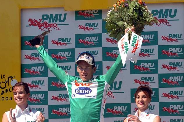 Robbie McEwen (Australien Lotto Domo) im Grünen Trikot auf dem Podium Radsport Herren Tour de France 2004, Straßenradsport, Straße, Rad, Vdig Gruppe 11. Etappe Saint-Flour - Figeac Freude,  