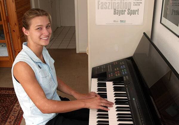 Britta Heidemann (Bayer 04 Leverkusen Deutschland) spielt in ihrer Freizeit Keyboard Fechten Damen Degenfechten 2004, Degen, Shooting, Fotoshooting, Fototermin, Fotostory, Homestory, privat, Vdig Einzelbild Köln