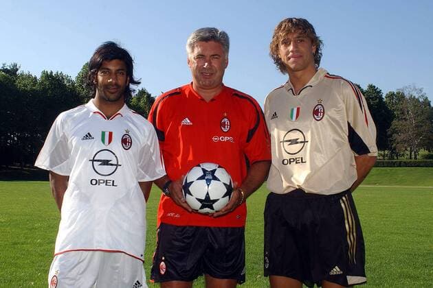 Trainer Carlo Ancelotti (Mitte) mit seinen Neuzugängen Vikash Dhorasoo (li.) und Hernan Crespo (alle Milan) Fußball Herren Serie A 2004 2005, 1. Italienische Liga, AC Mailand, Vorstellung, Präsentation, Pressetermin Gruppe Mailand