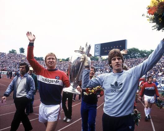Horst Hrubesch (li.) und Torwart Uli Stein (beide HSV) präsentieren am Rande des vorletzten Bundesligaspiels den Europapokal der Landesmeister Fußball EC 1 Herren DEUTSCHSPRACHIGE SPORTZEITSCHRIFTEN UND -ZEITUNGEN NUR NACH RÜCKSPRACHE, Europapokal 1982 1983 Gruppe Ulli, Ulrich, Ullrich Hamburg