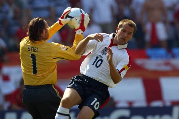 Torwart Jörg Stiel (Schweiz, li.) schnappt sich vor Michael Owen (England) den Ball - VERÖFFENTLICHUNGSRECHTE NUR FÜR DEUTSCHE MEDIEN Fußball EM Herren Euro 2004, Europameisterschaft, Nationalmannschaft, Nationalteam, Länderspiel, Gruppe B Gruppe Coimbra Dynamik, Abwehr