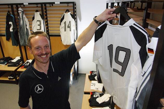 Zeugwart Thomas Mai (Deutschland) bereitet in der Umkleidekabine alles für die Spieler vor Fußball Länderspiel Herren Nationalmannschaft 2004, Nationalteam, Nationaltrikot, Umkleide, Kabine, Länderspiel Einzelbild Köln