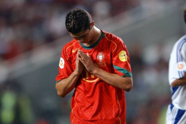 Cristiano Ronaldo (Portugal) - Stoßgebet Fußball EM Herren Euro 2004, Europameisterschaft, Länderspiel, Nationalmannschaft, Nationalteam, Finale, Endspiel Einzelbild Lissabon Enttäuschung, Verzweiflung,