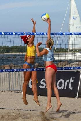 Ilka Semmler (re.) schiebt den Ball an Mireya Kaup (beide Deutschland) vorbei Beachvolleyball Damen Zürich Masters 2004, Beach Gruppe Burg auf Fehmarn Dynamik,