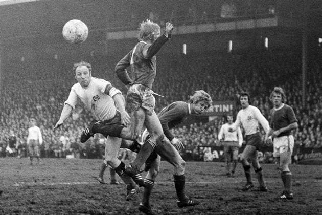 Uwe Seeler (li., HSV) setzt sich beim Kopfball gegen Rolf Rüssmann (Mitte) und Klaus Fichtel (beide Schalke) durch Fußball 1. BL Herren Saison 1971 1972, FC Schalke 04 - Hamburger SV 3:0, Hamburg Gruppe Gelsenkirchen Dynamik, Kampf,