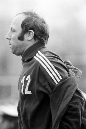 Uwe Seeler (HSV) macht sich für seinen Einsatz bereit Fußball 1. BL Herren Saison 1971 1972, Hamburger SV, Hamburg Einzelbild Oberhausen