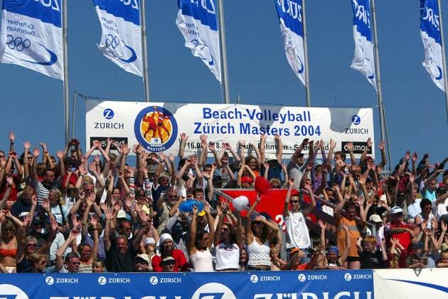 Die Zuschauer starten beim Zürich Masters 2004 eine Laola-Welle Beachvolleyball Herren Zürich Masters 2004, Beach Totale Burg auf Fehmarn Freude, Begeisterung,