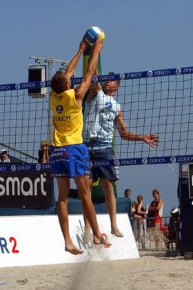 Thomas Kröger (re.) gegen Eric Koreng (beide Deutschland) Beachvolleyball Herren Zürich Masters 2004, Beach Gruppe Burg auf Fehmarn Höhe, Dynamik, Kampf