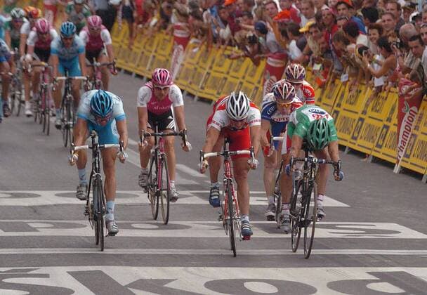 Zielankunft der Sprinter mit (v.li.) Danilo Hondo (Gerolsteiner), Erik Zabel (T Mobile beide Deutschland), Thor Hushovd (Norwegen Credit Agricole) und Robbie McEwen (Australien Lotto Domo) Radsport Herren Tour de France 2004, Straßenradsport, Straße, Rad, Vdig, Gruppe 14. Etappe Carcassonne - Nimes Dynamik,  
