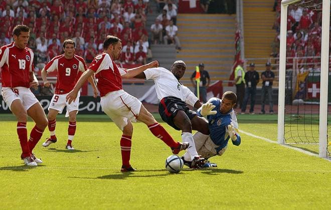 Stephane Chapuisat (Schweiz, Mitte) gegen Torwart David James (re.) und Sol Campbell (2.v.re, beide England) Fußball EM Herren Euro 2004, Europameisterschaft, Länderspiel, Nationalmannschaft, Nationalteam, Gruppe B, Gruppe Coimbra Abwehr,