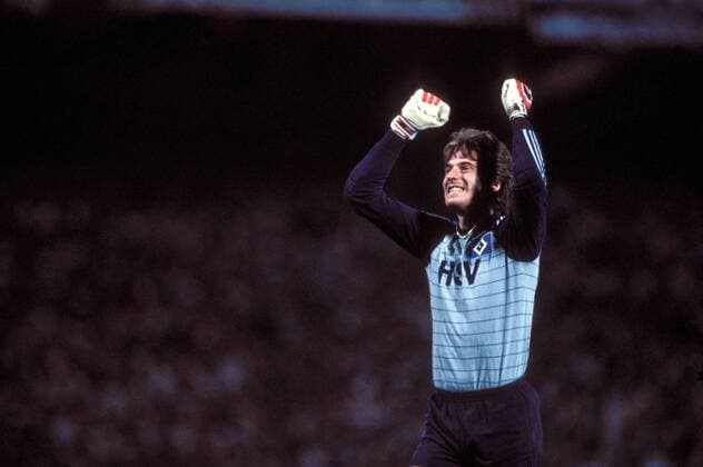 Torwart Uli Stein (HSV) - Schlußjubel Fußball EC 1 Herren DEUTSCHSPRACHIGE SPORTZEITSCHRIFTEN UND -ZEITUNGEN NUR NACH RÜCKSPRACHE, Europapokal 1982 1983 Einzelbild Athen Glück, Begeisterung, Freude