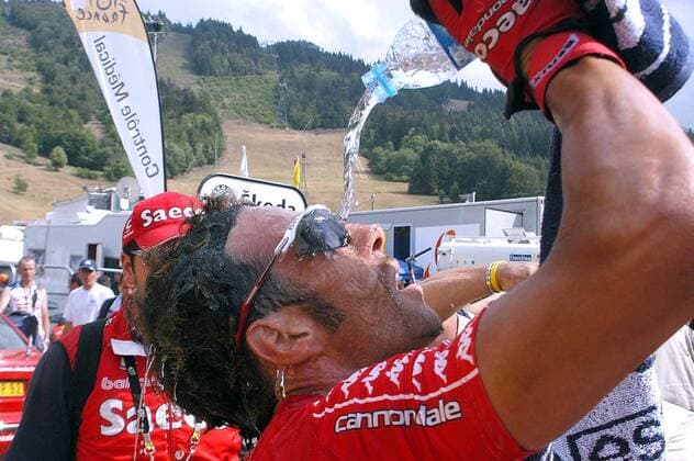 Gilberto Simoni (Italien Saeco) braucht eine Abkühlung Radsport Herren Tour de France 2004, Straßenradsport, Straße, Rad, Vdig Einzelbild 15. Etappe Valreas - Villard-de-Lans Erschöpfung,  