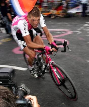 Jan Ullrich (Deutschland T Mobile) Radsport Herren Tour de France 2004, Straßenradsport, Straße, Rad, Zeitfahren, Einzelzeitfahren, Bergzeitfahren, Einzelbild Dhuez 16. Etappe Bourg d Oisans - L Alpe d Huez Dynamik,