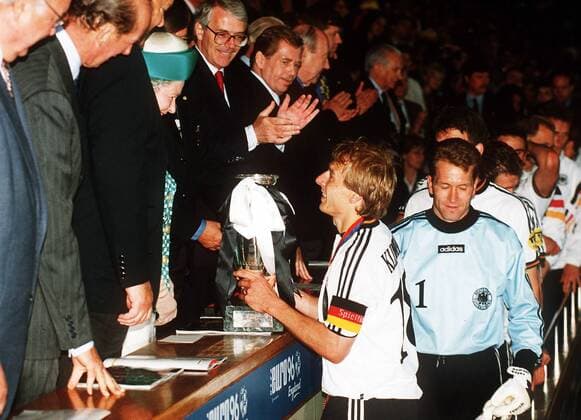 Fußball, EM Finale 1996 in London, Deutschland - Tschechien 2:1 n.V. Siegerehrung Europameisterschaft 1996: Jürgen Klinsmann (Deutschland) erhält aus den Händen von Queen Elisabeth II den Europameisterpokal, neben der Königin Premierminister John Major (beide Großbritannien) und Präsident Vaclav Havel (Tschechien) Fußball EM Herren Europameisterschaft 1996, Länderspiel, Nationalmannschaft, Nationalteam, Finale, Endspiel, Totale people, Staatsoberhaupt London, Aufmacher