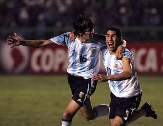 Torjubel Argentinien - Torschütze Carlos Tevez (re.) freut sich mit Luis Gonzalez - VERÖFFENTLICHUNGSRECHTE NUR FÜR DEUTSCHE MEDIEN Fußball Länderspiel Herren Copa America 2004, Amerika, Südamerikameisterschaft, Südamerika-Meisterschaft, Halbfinale Gruppe Lima, Länderspiel Freude, Begeisterung,