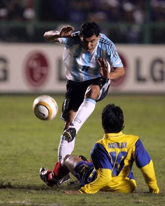 Carlos Tevez (Argentinien) zieht ab, am Boden Abel Aguilar (Kolumbien) - VERÖFFENTLICHUNGSRECHTE NUR FÜR DEUTSCHE MEDIEN Fußball Länderspiel Herren Copa America 2004, Amerika, Südamerikameisterschaft, Südamerika-Meisterschaft, Halbfinale Gruppe Lima, Länderspiel Dynamik,