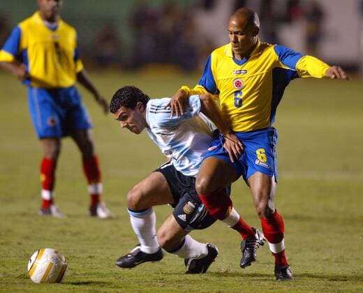 Carlos Tevez (Argentinien, li.) gegen Oscar Diaz (Kolumbien) - VERÖFFENTLICHUNGSRECHTE NUR FÜR DEUTSCHE MEDIEN Fußball Länderspiel Herren Copa America 2004, Amerika, Südamerikameisterschaft, Südamerika-Meisterschaft, Halbfinale Gruppe Lima, Länderspiel Dynamik