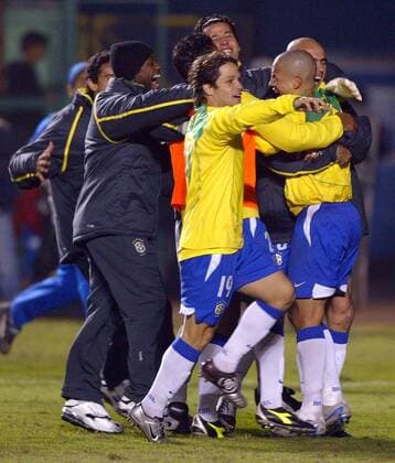 Schlußjubel Brasilien, u.a. Diego (19) und Alex (re.) - VERÖFFENTLICHUNGSRECHTE NUR FÜR DEUTSCHE MEDIEN Fußball Länderspiel Herren Copa America 2004, Amerika, Südamerikameisterschaft, Südamerika Meisterschaft, Länderspiel Gruppe Lima Freude, Begeisterung,